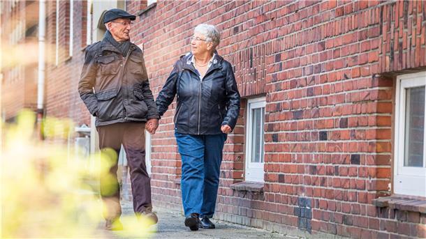 Beim Magistrat haben sie gearbeitet und sich vor fast 60 Jahren kennengelernt: Helga Siegmund mit ihrem Ehemann Horst vor dem Stadthaus 3.