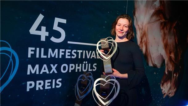 Beim Max Ophüls Preis in Saarbrücken räumt der Film „Electric Fields“ von Lisa Gertsch drei Preise ab.