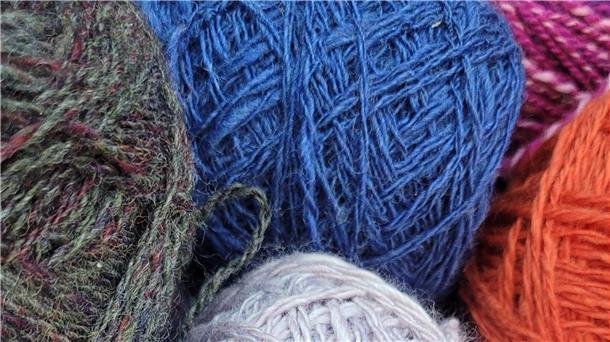 Heimatverein der Börde Sittensen richtet Niedersächsisches Spinntreffen aus Wollknäuel in verschiedenen Farben.