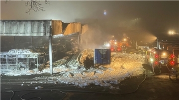 Das Foto zeigt den Brand bei Firma Alga in Sittensen. 