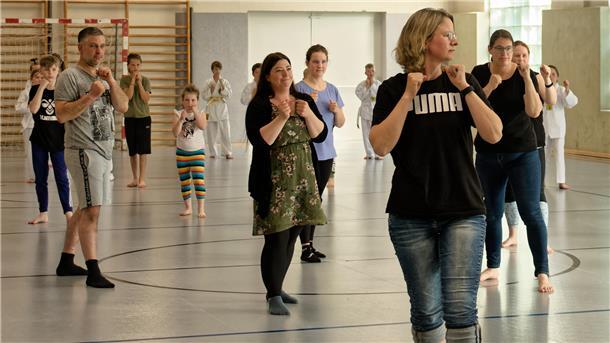 Beim offenen Esdo-Training wurde es voll in der Sporthalle in Stollhamm. Die Kinder durften ihre Familienmitglieder mitbringen. Die nutzten gerne die Gelegeheit, um Esdo selbst einmal auszuprobieren.