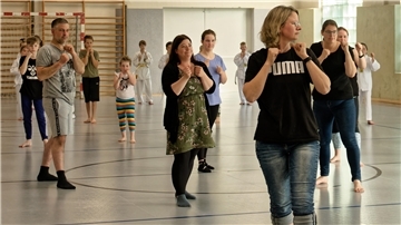 Beim offenen Esdo-Training wurde es voll in der Sporthalle in Stollhamm. Die Kinder durften ihre Familienmitglieder mitbringen. Die nutzten gerne die Gelegeheit, um Esdo selbst einmal auszuprobieren.