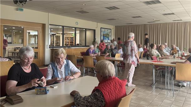 Beim offenen Wohnzimmer im Mehrgenerationenhaus Zeven ist immer was los, hier treffen sich Menschen aller Altersgruppen.