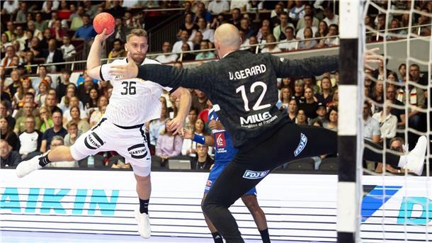 Bereit für Olympia: Handballer schlagen Frankreich Beim Olympia-Test gegen Frankreich trifft auch Lukas Mertens.