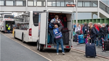 Bus-Anhänger wird entladen