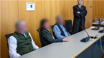 Beim Prozessauftakt waren die drei Adoptierten anwesend. Nun hat das Landgericht die Klage abgewiesen.