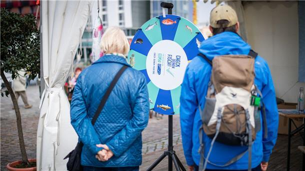 Hi, Fisch! Bilder der Fischparty im Fischereihafen Bremerhaven (mit Sonntag) Beim Quiz konnten die Gäste ihr Fischwissen testen.