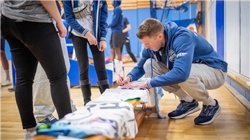Beim Saisonabschluss der Eisbären Bremerhaven waren die Autogramme von Teamoldie Robert Oehle besonders gefragt.