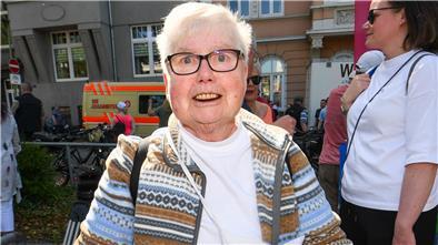 Schlittschuhe, Tränen und ein Puck: Elfriede Geiß und ihre Liebe zum Eishockey Beim Saisonabschlus der Fischtown Pinguins verschenkt Elfriede Geiß ihren historischen Puck an den Verein.