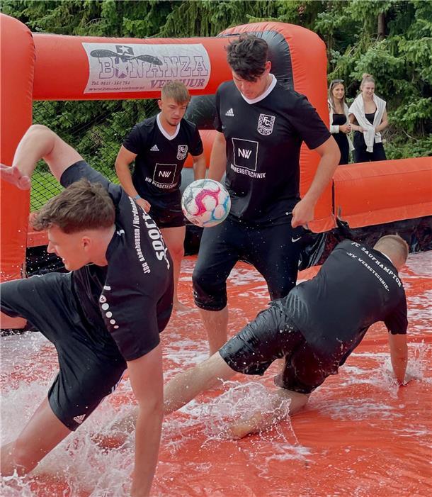 Beim Seifenfußball gehören Rutschpartien zum Programm.