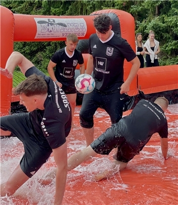 Beim Seifenfußball gehören Rutschpartien zum Programm.