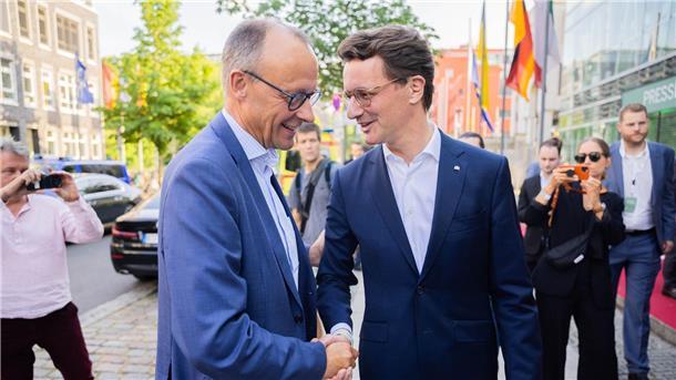 Beim Sommerfest der Landesvertretung Nordrhein-Westfalen in Berlin demonstrierten CDU-Chef Friedrich Merz (l) und NRW-Ministerpräsident Hendrik Wüst Einigkeit.