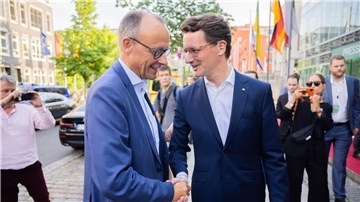 Beim Sommerfest der Landesvertretung Nordrhein-Westfalen in Berlin demonstrierten CDU-Chef Friedrich Merz (l) und NRW-Ministerpräsident Hendrik Wüst Einigkeit.