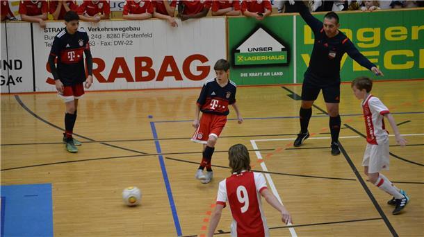 Beim Styrian Indoor Masters sind in der Vergangenheit schon viele Sterne aufgegangen. Das ehemalige Bayern-Talent Kenan Yildiz (hier am Ball in einem Spiel gegen Ajax Amsterdam) kickt inzwischen in der Serie A für Juventus Turin. Ein Grund mehr für die U14-Fußballer des JFV Bremerhaven, sich auf das Turnier im österreichischen Hartberg zu freuen.