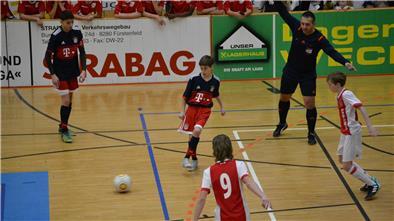 Beim Styrian Indoor Masters sind in der Vergangenheit schon viele Sterne aufgegangen. Das ehemalige Bayern-Talent Kenan Yildiz (hier am Ball in einem Spiel gegen Ajax Amsterdam) kickt inzwischen in der Serie A für Juventus Turin. Ein Grund mehr für die U14-Fußballer des JFV Bremerhaven, sich auf das Turnier im österreichischen Hartberg zu freuen.