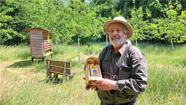 Beim Tag der Offenen Gartenpforte zeigt Hermann Kück aus Lunestedt den Besuchern seine Streuobstwiese, Vogelhäuser und Bienen.
