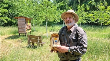 Beim Tag der Offenen Gartenpforte zeigt Hermann Kück aus Lunestedt den Besuchern seine Streuobstwiese, Vogelhäuser und Bienen.