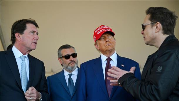 Beim Teststart war neben Firmenchef Musk auch der designierte US-Präsident Trump dabei.