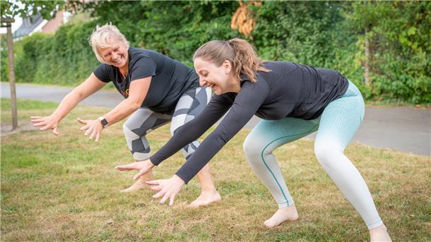Zwei Frauen machen Sportübungen.