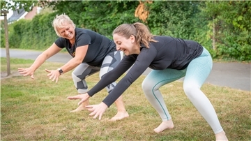 Zwei Frauen machen Sportübungen.