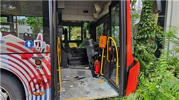 Beim Unfall eines Linienbusses im schwäbischen Nürtingen haben sich mehrere Dutzend Fahrgäste verletzt, einige von ihnen schwer.
