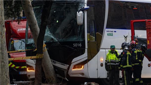Mehr als 50 Verletzte bei Unfall mit Bussen in Barcelona Beim Unfall wurden auch ein Baum und eine Straßenlaterne beschädigt. (Foto aktuell)