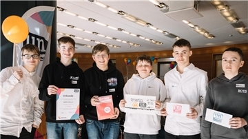 Sechs Schüler stehen bei einer Preisverleihung nebeneinander. Ihre Schülerzeitung, die "Aber Hallo" der Oberschule 1 in Nordenham, hat jetzt einen Preis gewonnen.