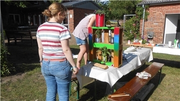 Beim „Urban Gardening meets Upcycling“ haben die Mädchen im vergangenen Jahr aus Natur- und Alltagsmaterialien und ausrangierten Dingen Beete gebaut und so auch Lebensräume für Insekten geschaffen.