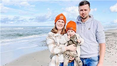 Zwei Erwachsene und ein Kind am Meer