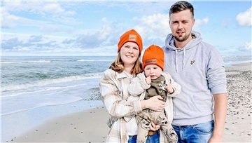 Zwei Erwachsene und ein Kind am Meer