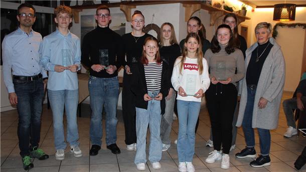 Beim Verbandstag der Leichtathleten aus dem Cuxland wurden zahlreiche Sportler geehrt. Hilke Glander (auf dem Foto rechts) wurde von Björn Müller (links) aus dem KLV-Vorstand verabschiedet.