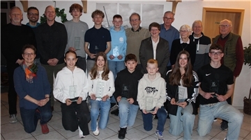 Jugendliche mit Auszeichnungen: Beim Verbandstag der Leichtathleten in Elmlohe wurden zahlreiche Sportler und Kampfrichter geehrt.