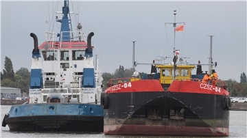 Beim Verholen waren noch Seeleute auf der Baggerschute, über See ist niemand an Bord.
