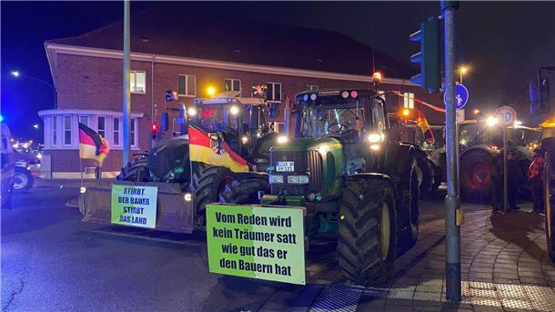 Bauernproteste am Freitag: Wurster Straße seit 1.20 Uhr wieder frei für den Verkehr Beim Zolltor Roter Sand wurden rund 26 Trecker mitsamt Begleitfahrzeugen abgestellt.