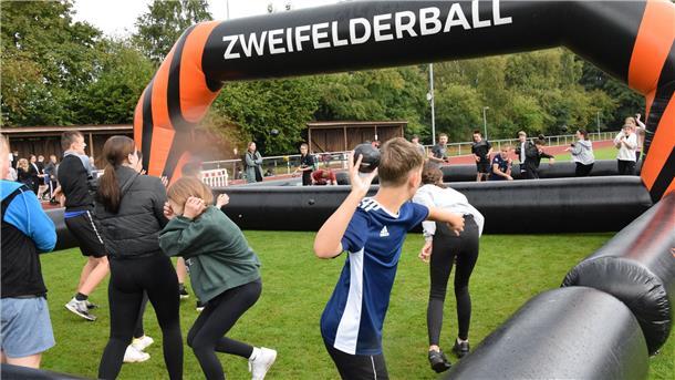 Beim Zweifelderball geht es darum, Spieler des gegnerischen Teams abzuwerfen.