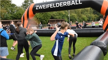 Beim Zweifelderball geht es darum, Spieler des gegnerischen Teams abzuwerfen.