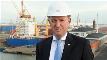 Ein Mann mit Helm schaut in die Kamera