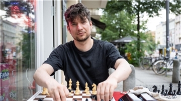 Beinahe täglich spielt Wolf Boese vor dem Späti mit fremden Menschen Schach.