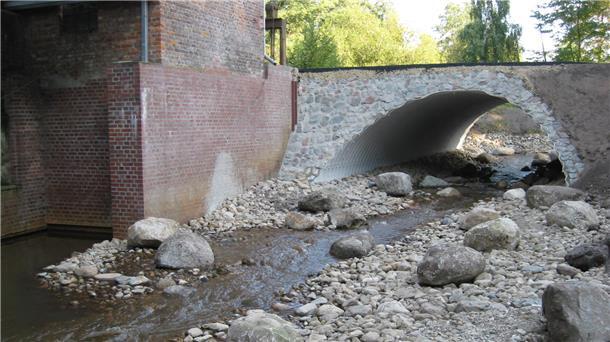 Beispielsweise an der Malstedter Mühle hat der Unterhaltungsverband Obere Oste einen Durchlass aus Wellstahlbögen bauen lassen.
