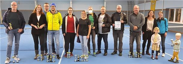 Bekamen Auszeichnungen und Pokale überreicht: die Siegerinnen und Sieger der dritten AOK Nordsee-Firmenlauf-Challenge.