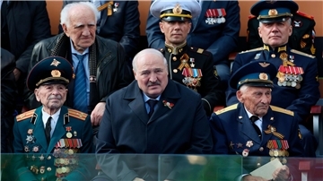 Belarus Machthaber Alexander Lukaschenko  verließ die Feierlichkeiten zum Tag des Sieges am 9. Mai in Moskau vorzeitig - und wirkte auffällig angeschlagen.