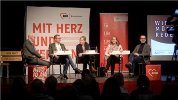 Beleuchteten das Thema Pflege (von links): Eckart Kroon (Geschäftsführer der AWO Bremerhaven), Martin Günthner (Stadtrat Soziales), Petra Sklorz (Geschäftsführerin von Pflege Bremen GmbH), Andrea Toense (Stadträtin Gesundheit) und Thomas Kalwitzki( Diplom Gerontologe an der Universität Bremen). 