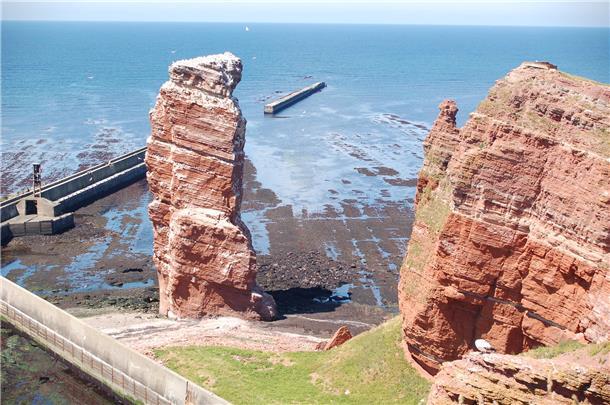 Katamaran „Nordlicht“ startet mit Helgoland-Fahrt in die neue Saison Blick auf die Lange Anna, Helgoland, rote Felsen. Dorthin fährt bald der Katamaran "Nordlicht".