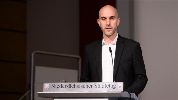 Studie zu Diskriminierung von Sinti und Roma „frustrierend“ Belit Onay (Grüne), Oberbürgermeister Hannover, spricht beim Niedersächsischen Städtetag.