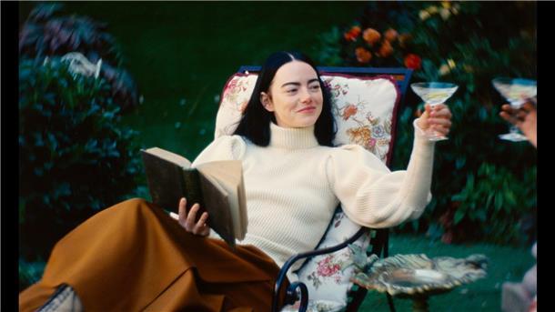 Bella Baxter (Emma Stone) wird in „Poor Things“ von einem brillanten und unorthodoxen Wissenschaftler von den Toten zurück ins Leben geholt wird - die junge Frau ist hungrig auf das Leben und die Lebenserfahrung, die ihr fehlt. 