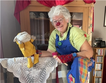 Weiblicher Clown mit Handpuppe