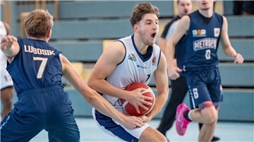 Ben Abder-Chakur Abderrahmane (rechts) kann mit den Regio-Eisbären den Aufstieg in die 1. Regionalliga schaffen. Am Sonnabend geht es in der Kolbhalle gegen die BTS Neustadt/Weser Baskets. 