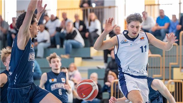 Ben Abder-Chakur Abderrahmane (rechts) und die NBBL-Eisbären haben am Sonntag ein Heimspiel gegen die Gießen 46ers. 