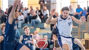 Ben Abder-Chakur Abderrahmane (rechts) und die NBBL-Eisbären haben am Sonntag ein Heimspiel gegen die Gießen 46ers. 