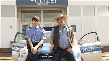 Ben Becker (rechts) mimt in der Serie „Boom Boom Bruno“ einen Polizisten und Möchtegern-Cowboy, der plötzlich mit einem schwulen Kollegen klarkommen muss.